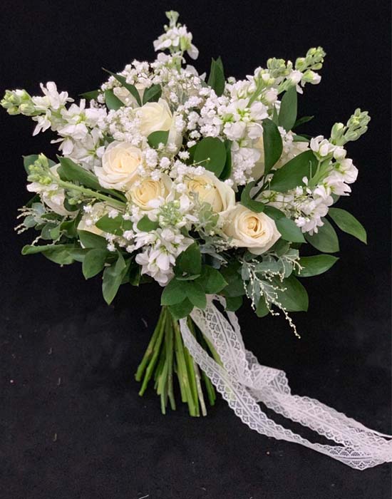 Hoa cầm tay cô dâu - Cô dâu trong trắng