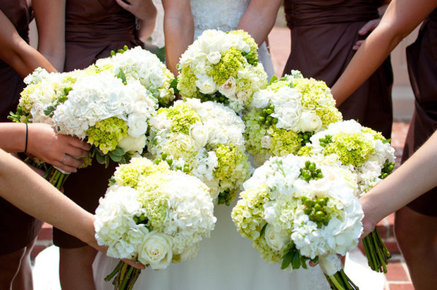 Hoa câm tay cô dâu phụ bằng hoa cẩm tú cầu