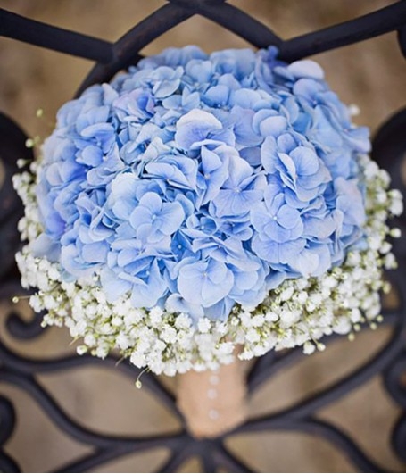 Bó hoa cưới cầm tay cô dâu bằng hoa cẩm tú cầu xanh