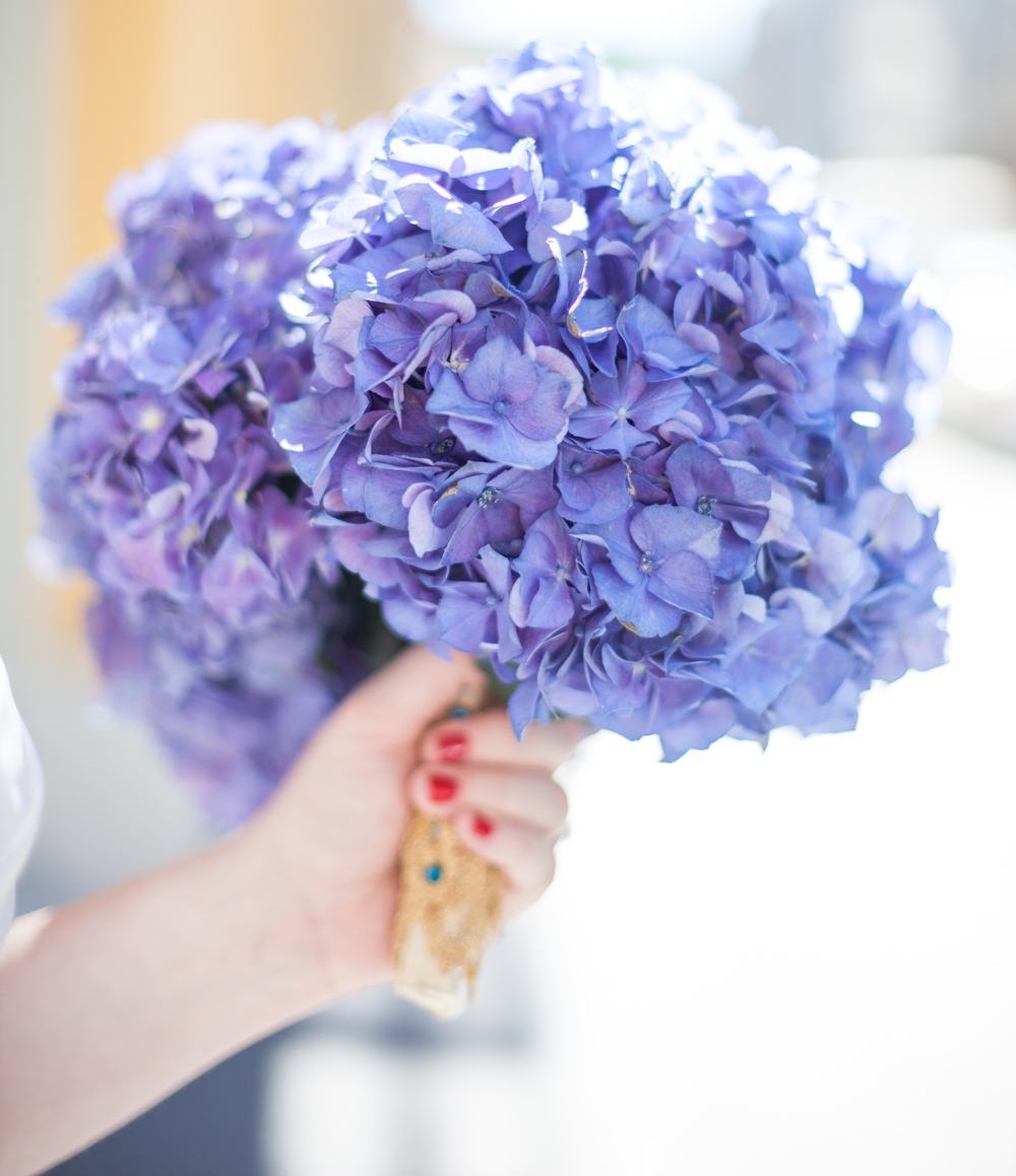 Hoa cưới bằng hoa cẩm tú cầu xanh dương