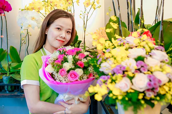 Nhân viên của shop hoa tươi Bình Thuận tận tình và chu đáo