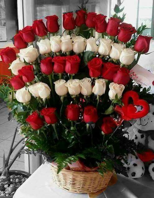 Bánh kem sinh nhật hình những bông hoa hồng đỏ rực rỡ tặng người yêu thương   Bánh Thiên Thần  Chuyên nhận đặt bánh sinh nhật theo mẫu