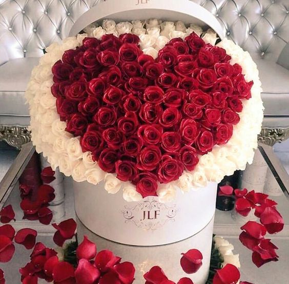 Giỏ huê hồng trái ngược tim đẹp mắt, romantic dành riêng tặng sinh nhật người yêu
