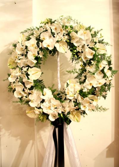Vòng hoa tang màu trắng cho người đã mất đi bình yên và an nghĩ