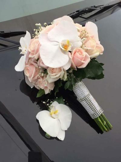 hoa cưới cầm tay cô dâu tại shop hoa tươi Bắc Kạn