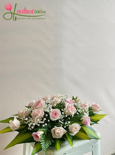 Những lẵng hoa cưới để bàn muôn sắc thái với hoa hồng chủ đạo