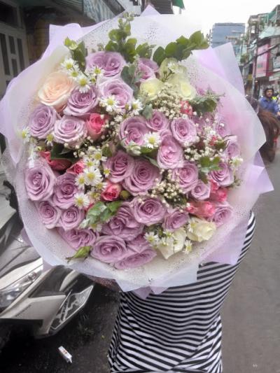 What is the significance of the most beautiful purple rose bouquet in the world?