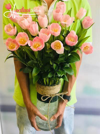 Bình hoa tulip hồng - Tình yêu chân thành