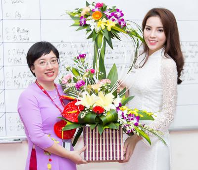 Bó hoa chúc mừng 20/11 là món quà đặc biệt để chúc mừng ngày Nhà giáo Việt Nam. Hãy xem hình ảnh những bó hoa đầy sắc màu đang chờ đón người nhận, đảm bảo bạn sẽ muốn tặng một bó hoa thật ý nghĩa cho người thầy của mình.