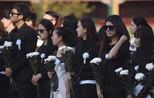 Trang phục tang lễ của người Hàn Quốc màu đen thể hiện sự trang nghiêm