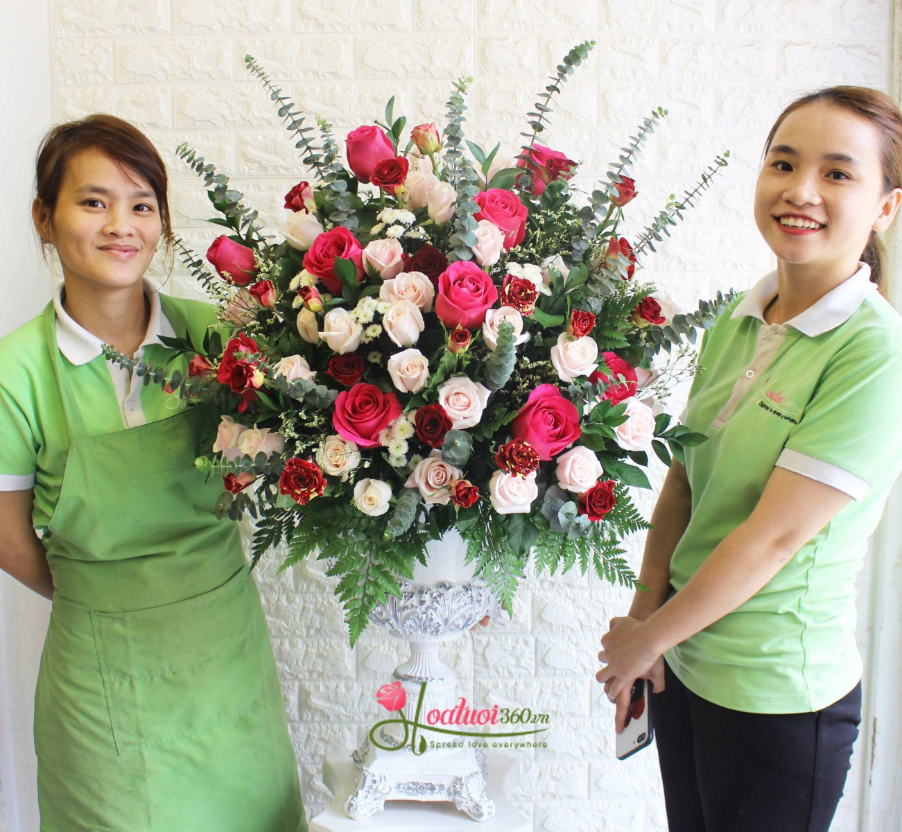 Bình hoa hồng đẹp lộng lẫy tại cửa hàng hoa đường Vĩnh Viễn chuẩn bị giao cho khách