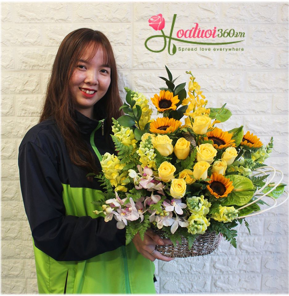 Hình ảnh nữ nhân viên giao hoa đẹp xinh