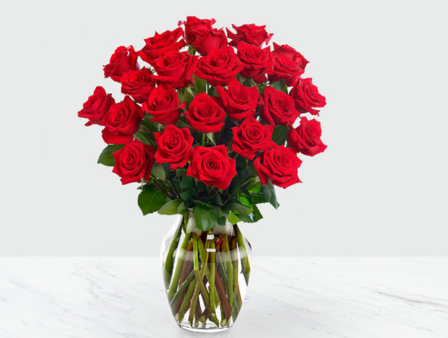 Hãy chiêm ngưỡng những bình hoa hồng đẹp thần thánh này từ flowerfarm.vn và bạn sẽ bị choáng ngợp bởi vẻ đẹp của chúng. Với 99 bông hồng tinh khiết, các bình hoa này trở thành món quà hoàn hảo cho những dịp đặc biệt.