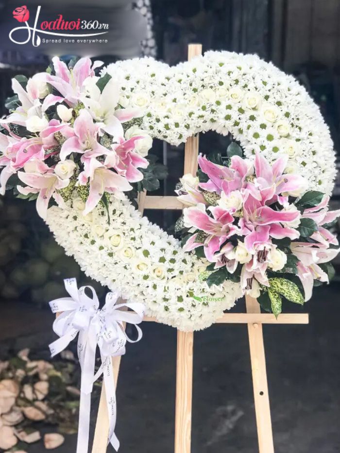 Vòng hoa chia buồn màu trắng hình trái tim giá rẻ khu vực Tân Bình