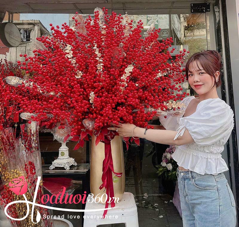 bình hoa đào đông đỏ để bàn