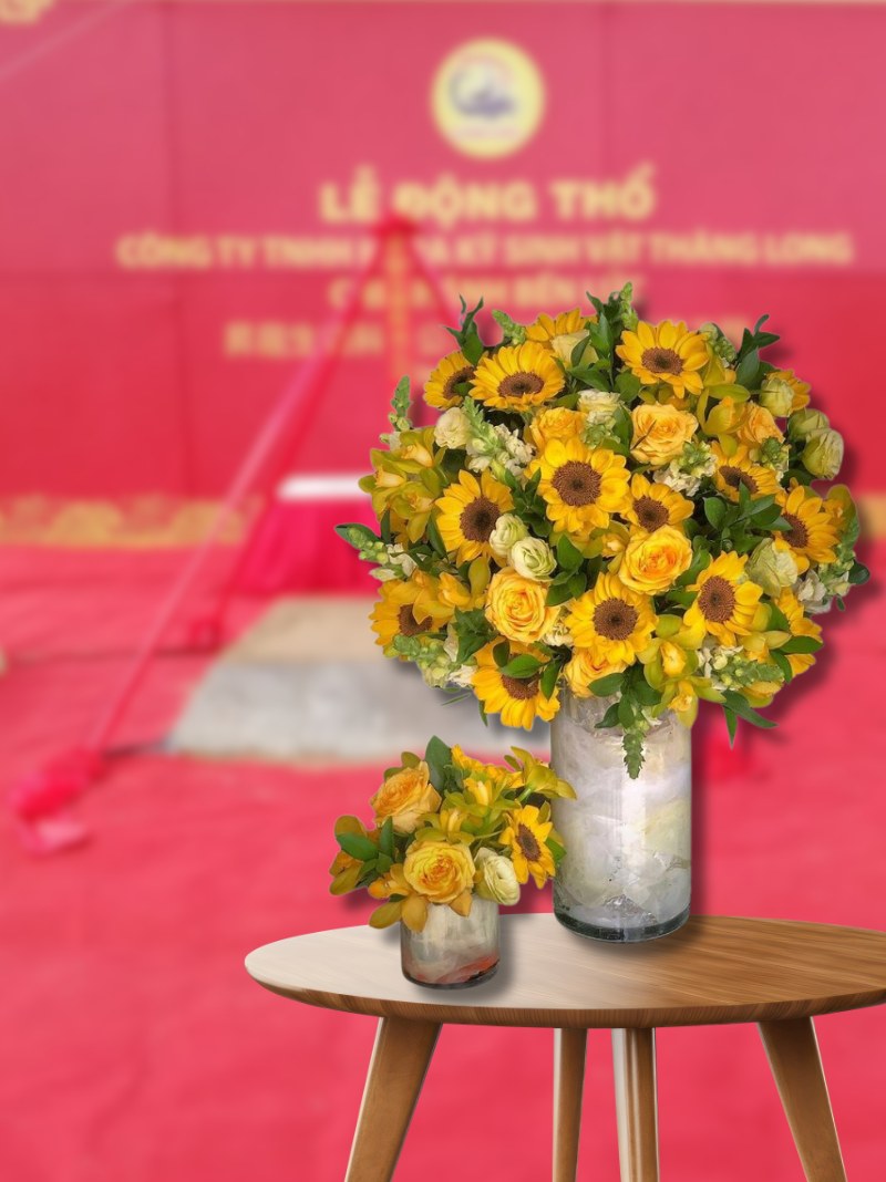Bình hoa hướng dương cúng trong lễ động thổ 