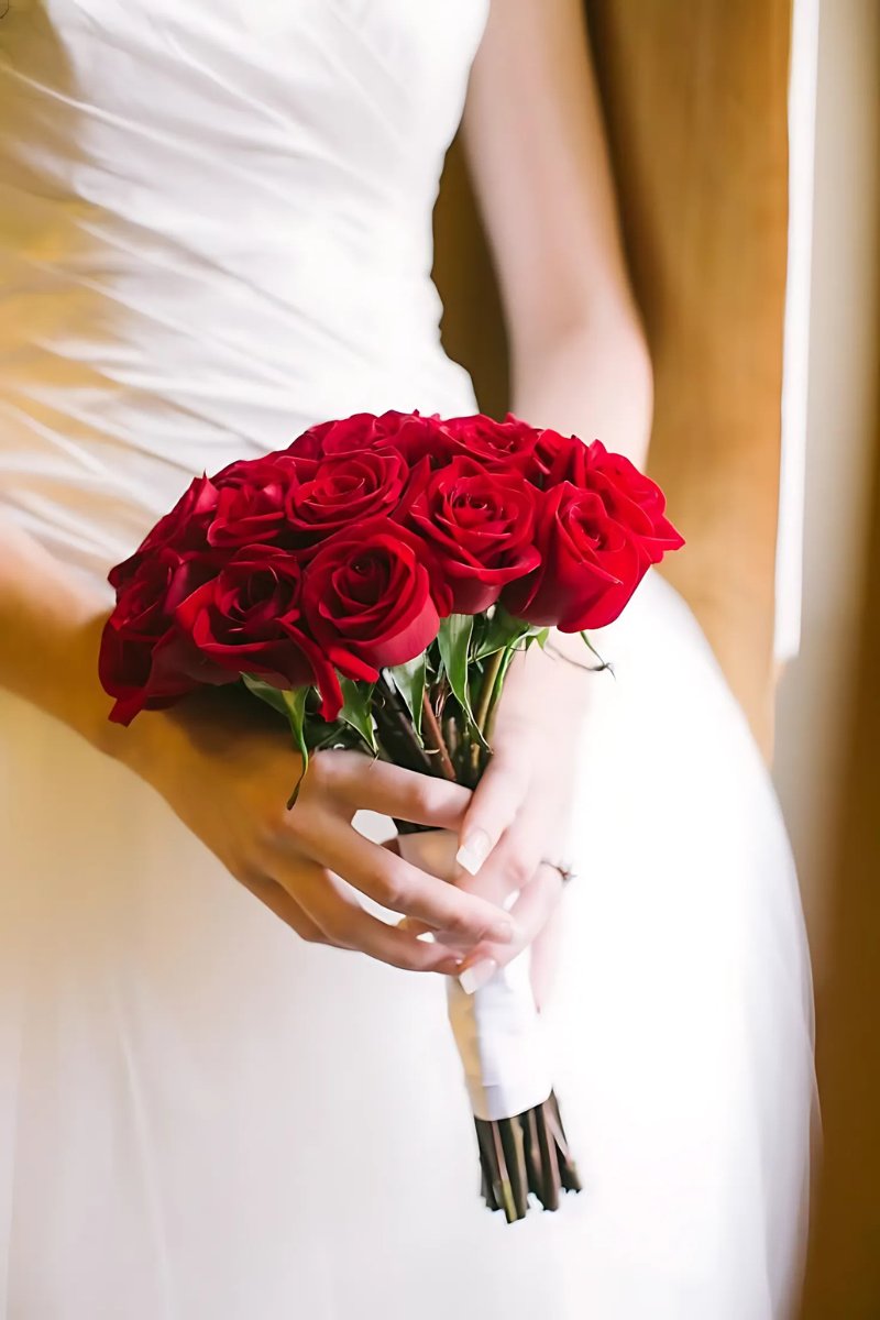 Bó hoa cưới cầm tay cô dâu từ hoa hồng nhung ý nghĩa trong tình yêu 
