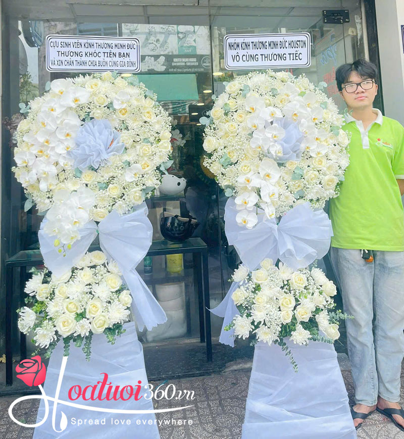 Vòng hoa chia buồn giao gấp ở đường Nguyễn Thị Thập