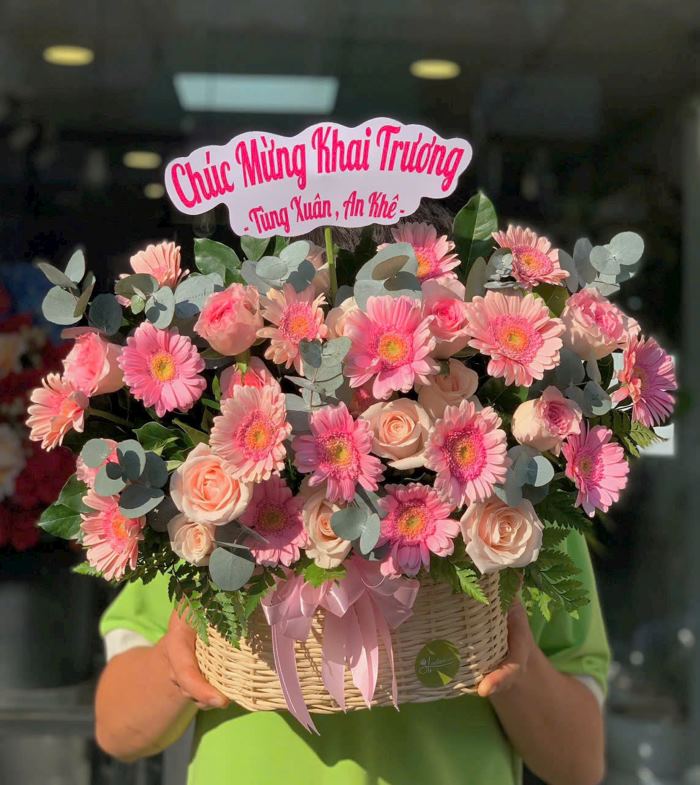 Giỏ hoa mix hoa hồng và đồng tiền hợp với những người mệnh Hoả