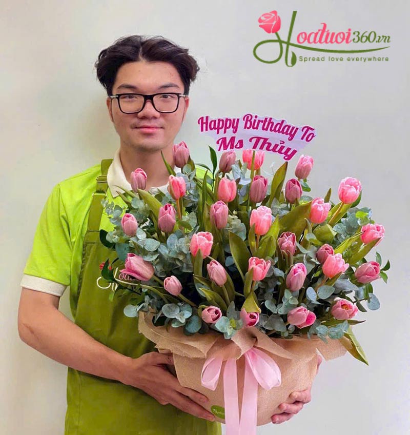 Giỏ hoa tulip hồng chúc mừng ngày 20/10 tặng đồng nghiệp nữ