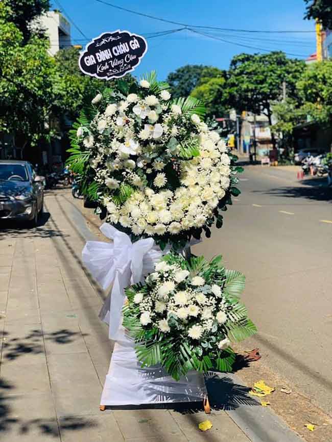 Kệ hoa tang lề gần Nhà tang lễ Bệnh viện Nguyễn Tri Phương