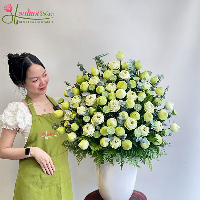 Ngắm nhìn bình hoa sen trắng đẹp, bình dị