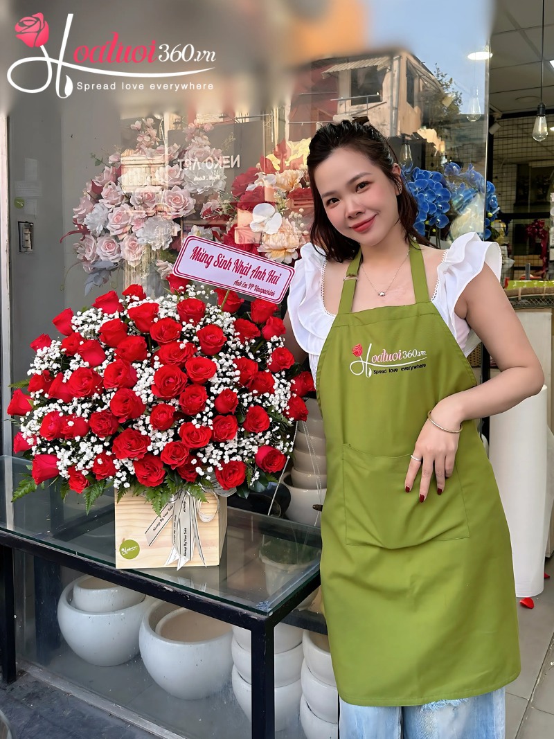 Mẫu hộp hoa hồng trang trí bàn tiệc sinh nhật gia đình 