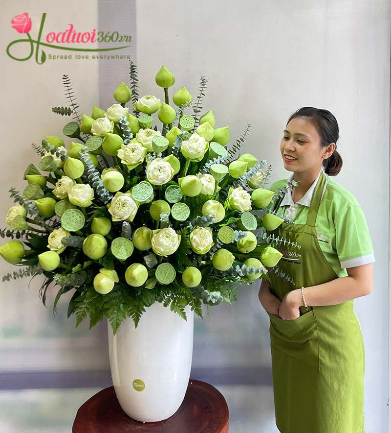 Lẵng hoa sen để bàn họp công ty
