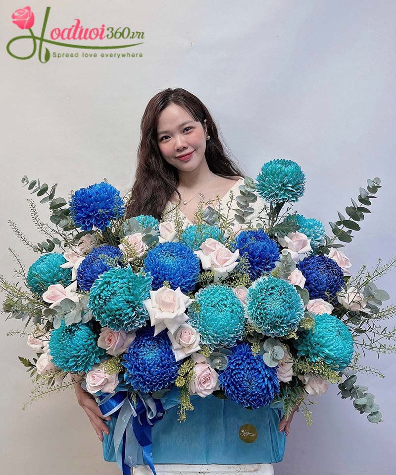 Hoa tươi để bàn điểm nhấn sang trọng không gian