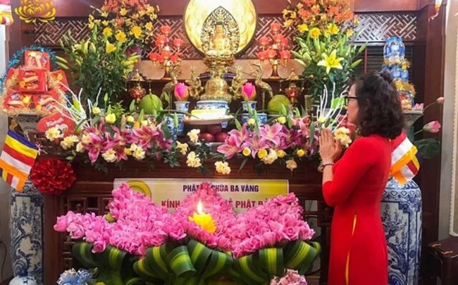 Dâng hoa sen lên Phật góp phần công đức
