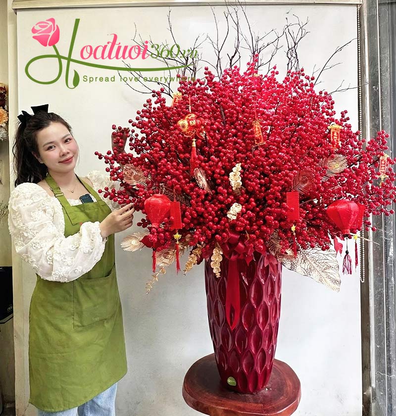 Vẻ đẹp của cành hoa đào đông đỏ trang trí ngày Tết