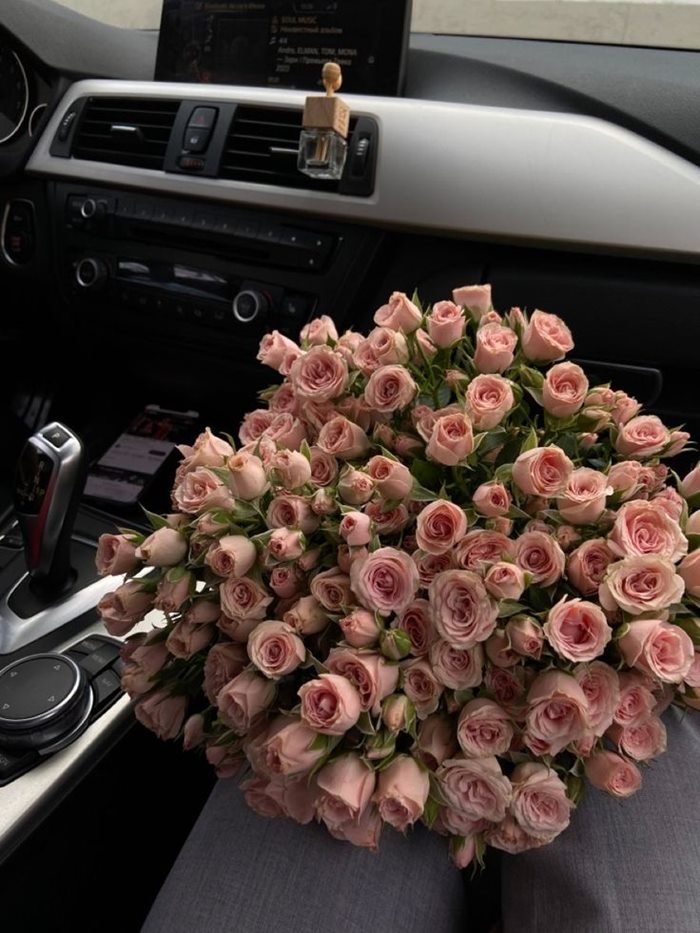 Ảnh hoa hồng trên xe hơi sang chảnh