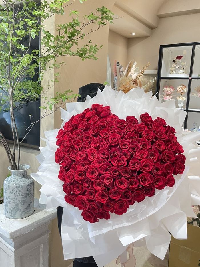 Hình bó hoa hồng đỏ hình trái tim tặng người yêu