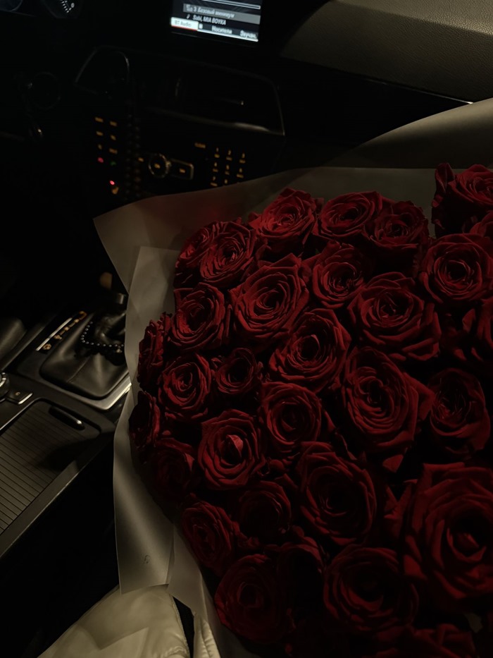 Ảnh bó hoa hồng đỏ trên xe hơi lãng mạn