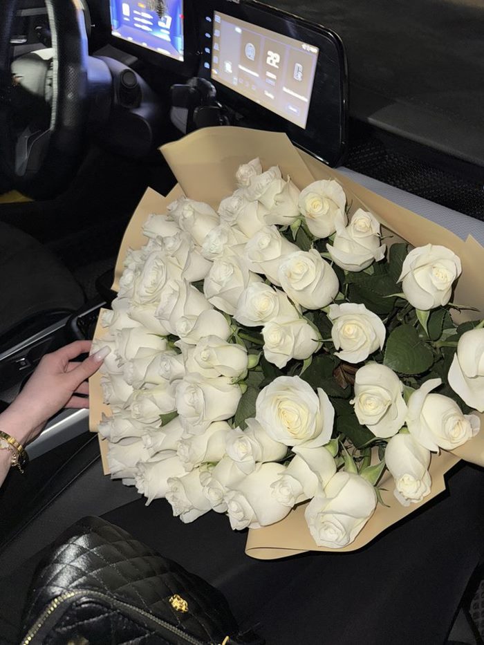 Ảnh hoa hồng trắng trên xe hơi