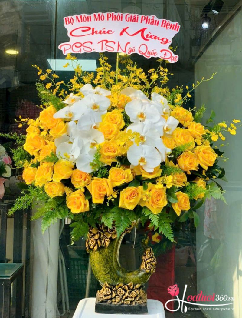 Bình hoa hồng vàng và lan hồ điệp chúc mừng