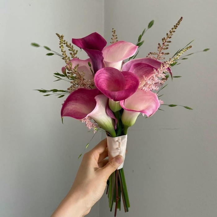Hoa cưới cầm tay calla lily hồng phối hoa hạnh phúc