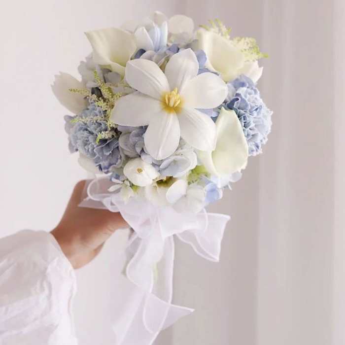 Mẫu hoa cưới từ calla lily trắng phối cẩm tú cầu xanh