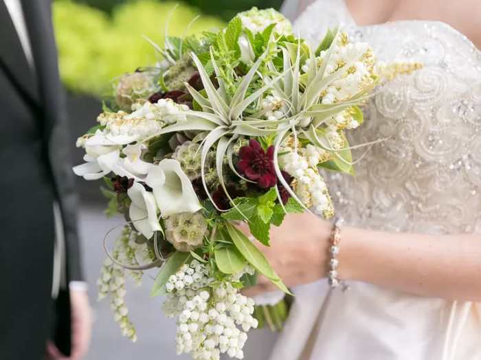 Hoa cưới calla lily với linh lan trắng tinh khôi