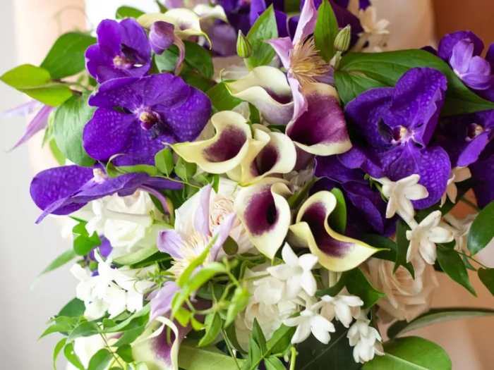 Bó hoa calla lily tím trắng phối với lan hồ điệp tím