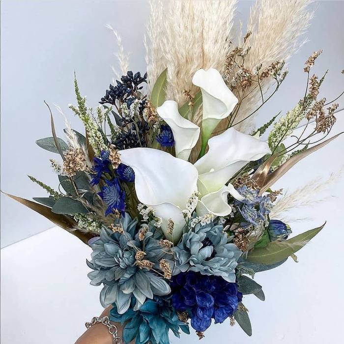 Bó hoa calla lily phối với hoa khô
