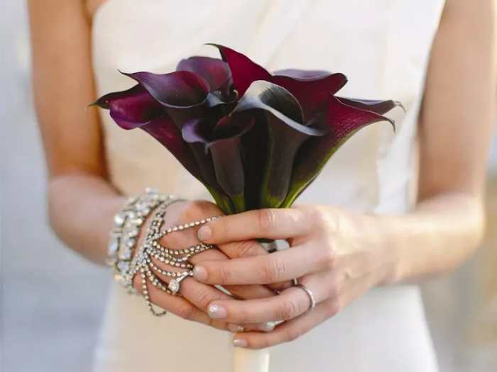 Bó hoa calla lily tím cầm tay size nhỏ