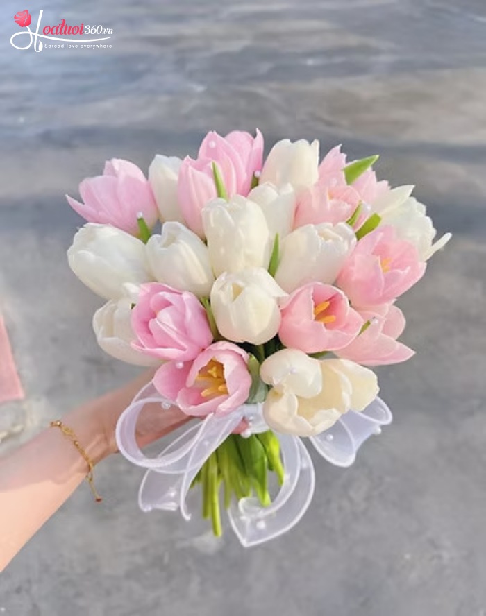 Bó hoa cưới cầm tay tulip hồng dáng tròn