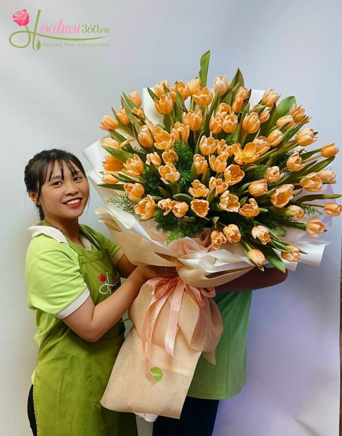 Tặng bó hoa tulip cam mừng ngày tốt nghiệp thể hiện sự hy vọng của tương lai thành công