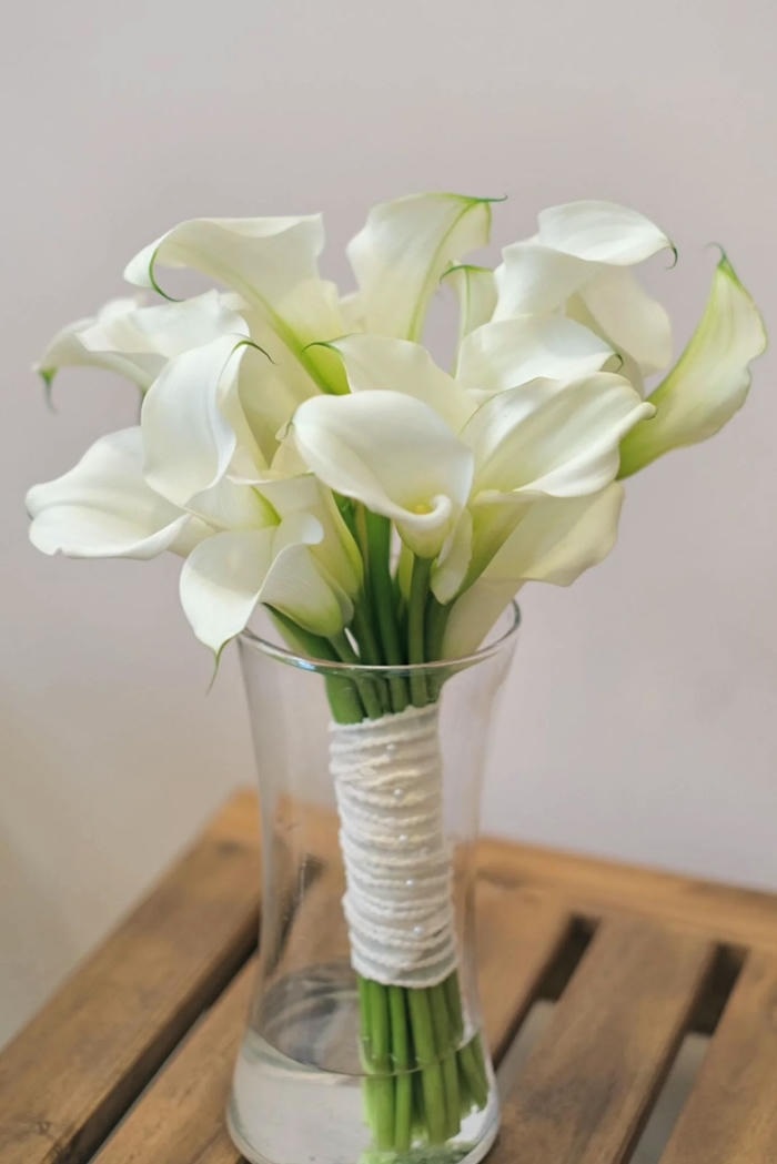Chuẩn bị bình nước sạch để cắm hoa cưới calla lily