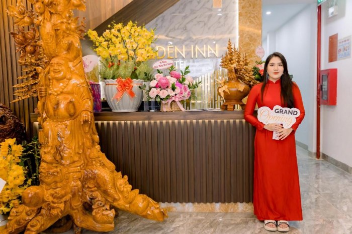 Lẵng hoa sen tone xanh trắng tạo điểm nhấn cho không gian chung