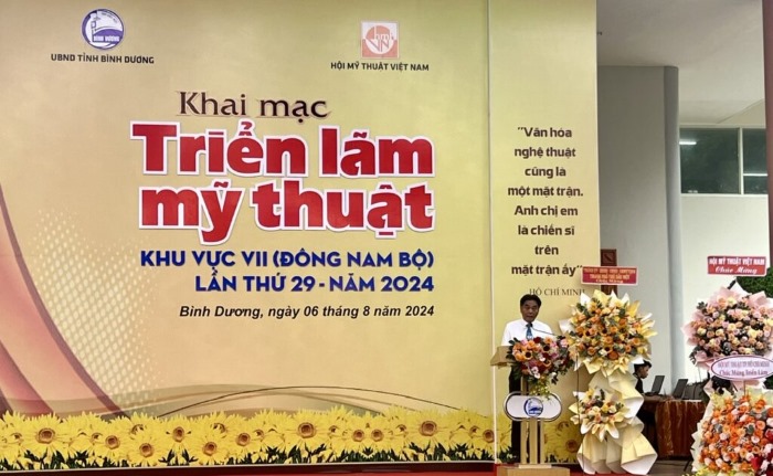 kệ hoa khai trương 2 tầng tại buổi triển lãm