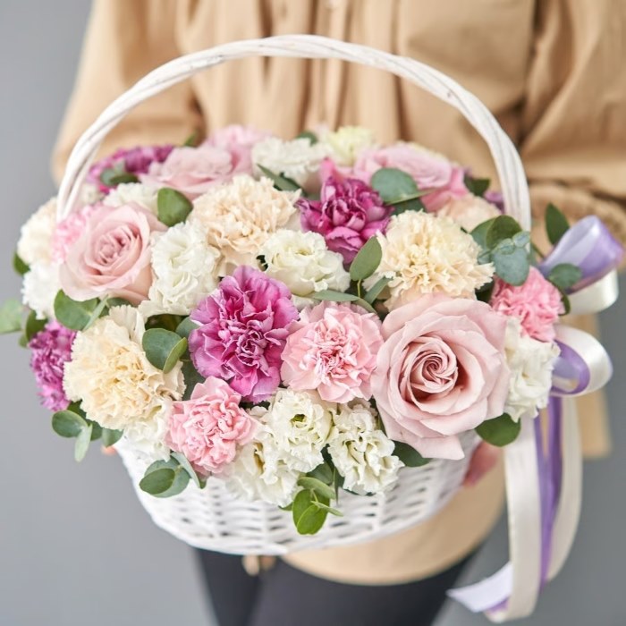 Giỏ hoa cẩm chướng mừng sinh nhật mẹ mix nhiều màu