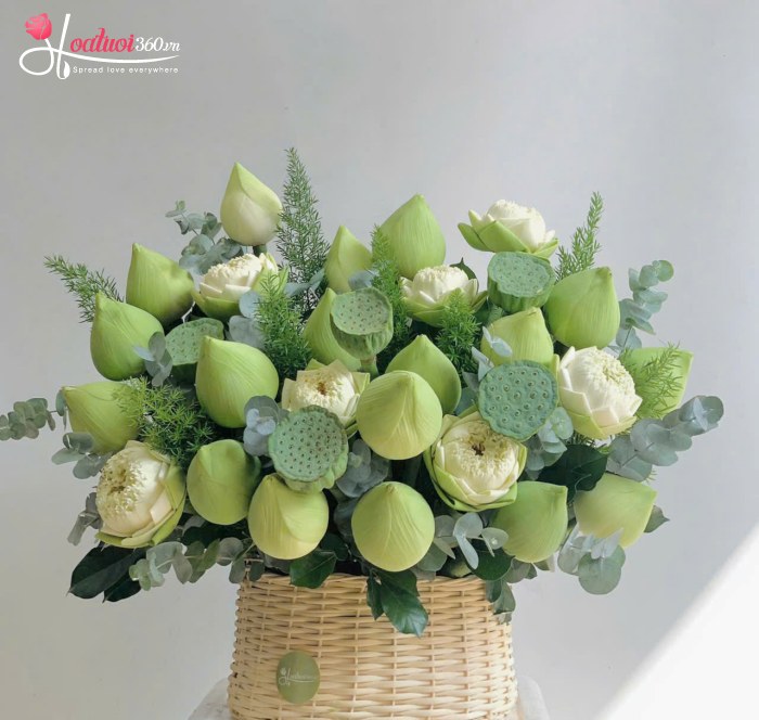 Giỏ hoa sen trắng tặng mẹ ngày 20/10