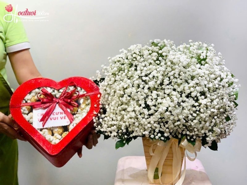 Combo hoa baby trắng và hộp socola tặng bạn gái ngày 20/10